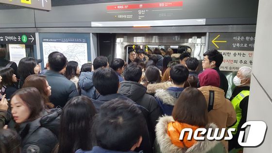 서울지하철 9호선 당산역에서 열차를 타고내리는 시민들이 몰리며 혼잡을 겪고 있다. /뉴스1 자료사진 © News1