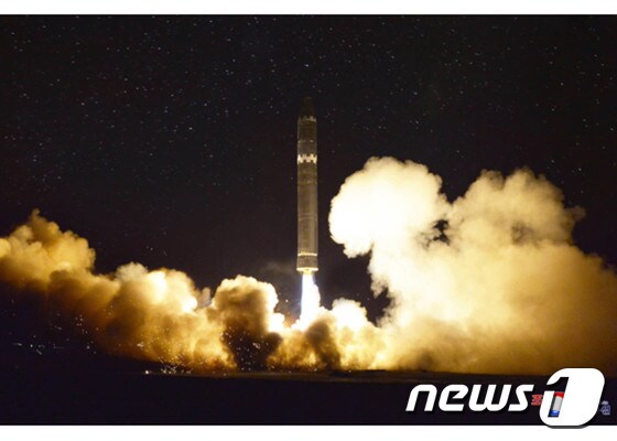 북한 노동신문이 공개한 대륙간탄도미사일(ICBM) '화성-15' 발사 장면. © News1