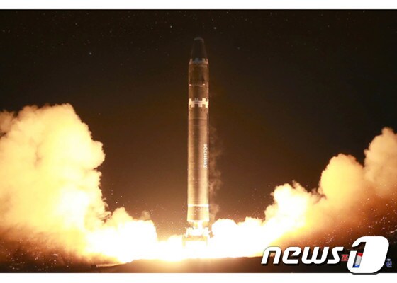 북한이 지난 2017년 11월29일 대륙간탄도미사일(ICBM)급 '화성-15형' 미사일을 발사했다. (노동신문)2017.11.30/뉴스1 