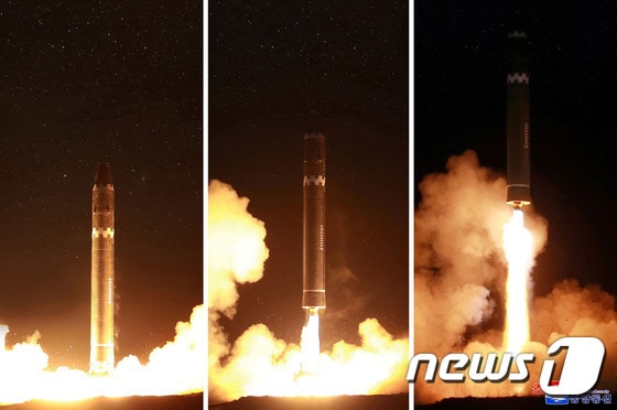 북한이 2017년 11월29일 새벽 미국 전역에 도달할 수 있는 신형 대륙간탄도미사일(ICBM) '화성-15형' 을 발사했다고 이튿날 관영 조선중앙통신이 밝혔다. © AFP=뉴스1 © News1 우동명 기자