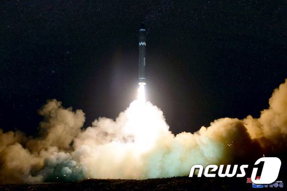 30일 북한이 지난 29일 새벽에 미국 전역에 도달할 수 있는 신형 대륙간탄도미사일(ICBM) '화성-15형' 발사 모습을 조선중앙통신을 통해 공개했다. © AFP=뉴스1 © News1 우동명 기자