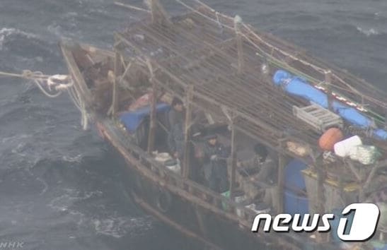 일본 홋카이도 마쓰마에섬 인근 해상에서 29일 발견된 북한 어선 추정 선박 (NHK 캡처) © News1