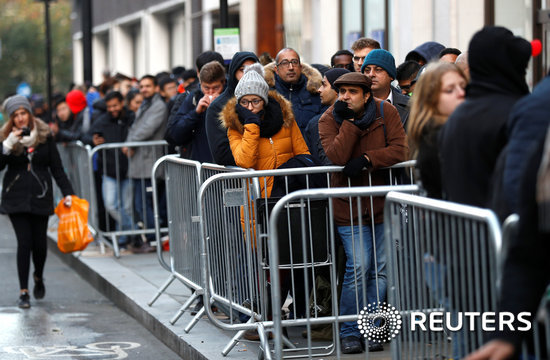 소비자들이 아이폰X을 사기 위해  런던의 애플스토어 앞에서 줄지어 기다리고 있다 © 로이터=뉴스1 