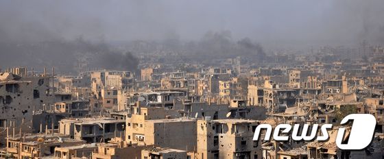 시리아 정부군이 2일(현지시간) 이슬람국가(IS)로부터 탈환에 성공한 동부 유전지대 데이르에조르의 모습. © AFP=뉴스1
