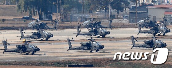 5일 오후 경기도 평택시 미8군사령부 캠프 험프리스에 미군 아파치 롱보우(AH-64D), 아파치(AH-64)가 계류되어 있다. 2017.11.5/뉴스1 © News1 오장환 기자