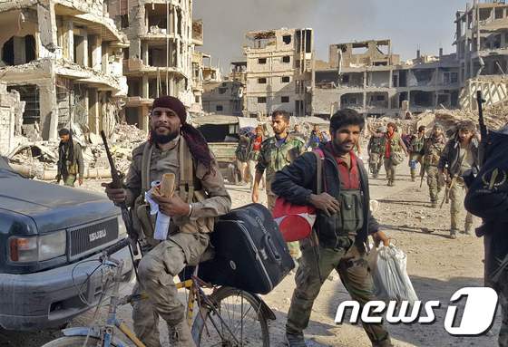 시리아 정부군이 3일(현지시간) 데이르에조르에서 이슬람국가(IS)를 몰아낸 뒤 기뻐하고 있다. © AFP=뉴스1