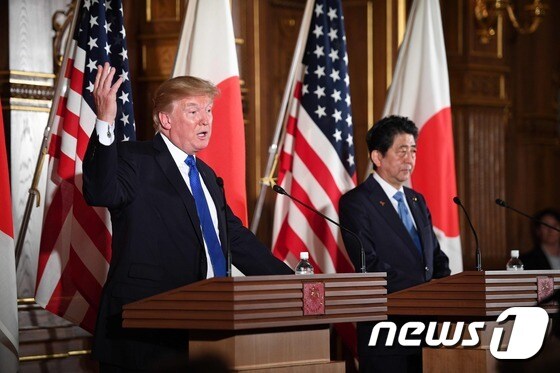 도널드 트럼프 미국 대통령(왼쪽)과 아베 신조(安部晋三) 일본 총리© AFP=뉴스1