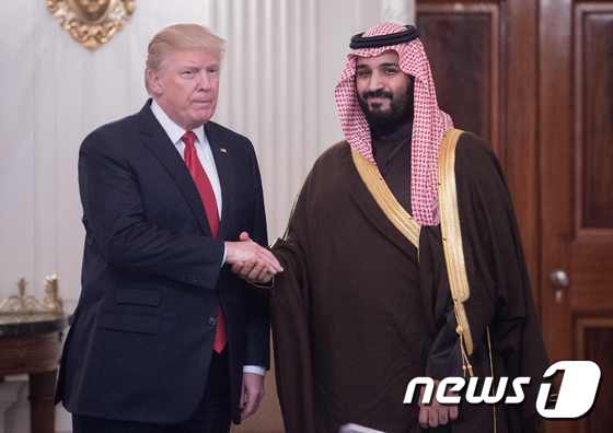 도널드 트럼프 미국 대통령(왼쪽)과 모하마드 빈 살만 왕세자(오른쪽). (자료사진) © AFP=뉴스