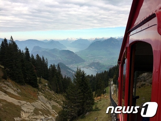 열차를 타고 오를 수록 웅장한 알프스산맥의 모습이 드러난다.© News1 윤슬빈 기자