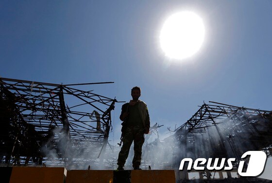 예멘 후티 반군 병사가 지난 5일 수도 사나의 공습 현장을 둘러보고 있는 모습. © AFP=뉴스1