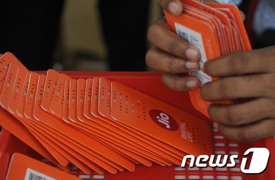 태국이 휴대폰 심(SIM)카드 구매자들에게 얼굴 및 지문 인식을 의무화하는 제도를 내달부터 도입한다. © AFP=뉴스1