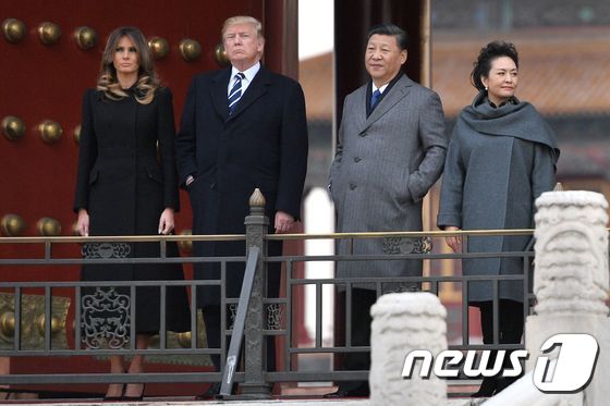 지난해 중국을 방문한 도널드 트럼프 미국 대통령 부부와 시진핑 중국 국가주석 부부가 자금성을 둘러보고 있다. 시 주석은  외투 주머니에 손을 넣고 있다. 당시 외교상 결례가 아니냐는 지적도 제기됐었다.   © AFP=뉴스1 © News1 