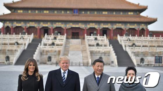 중국을 방문한 도널드 트럼프 미국 대통령(왼쪽에서 두번째)과 영부인 멜라니아 여사(왼쪽)가 8일 베이징(北京) 쯔진청(紫禁城·자금성) 앞에서 시진핑(習近平, 오른쪽 두번째) 중국 국가주석, 부인 펑리위안(彭麗媛) 여사와 사진 포즈를 취했다. © AFP=뉴스1 © News1 최종일 기자