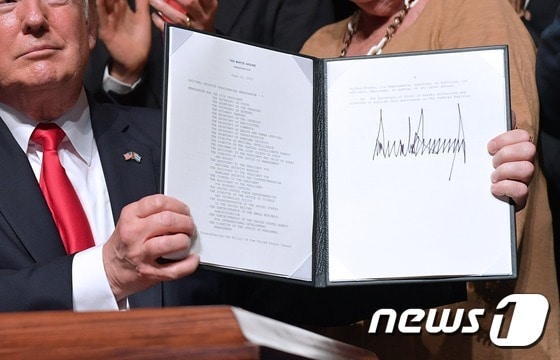 지난 6월 16일 도널드 트럼프 미국 대통령은 미국의 쿠바 제재를 강화하는 행정명령에 서명했다. (자료사진) © AFP=뉴스1