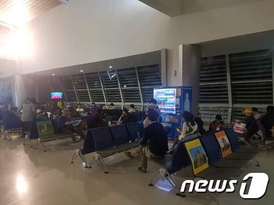 우리 국민들이 인도네시아 수라바야공항에서 한국행 전세기 탑승을 기다리고 있다. (사진제공=외교부공동취재단) © News1