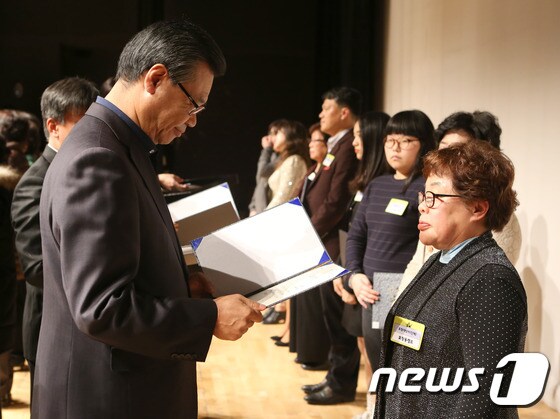 성장현 용산구청장이 지난해 열린 자원봉사자의 날 기념식에서 인증서를 수여하고 있다.(용산구 제공)© News1