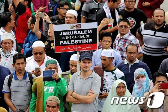 8일 말레이시아 쿠알라룸푸르 미국 대사관 앞에 시민들이 모여 예루살렘을 이스라엘 수도로 인정한 도널드 트럼프 대통령을 규탄했다. © AFP=뉴스1