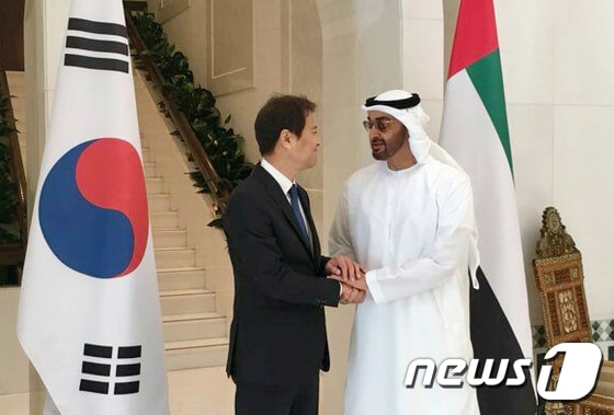 아랍에미리트(UAE)를 방문한 임종석 대통령비서실장이 10일(현지시간) 쉐이크 모하메드 빈 자이드 알 나흐얀 왕세제와 만나 악수하고 있다.(청와대 제공) 2017.12.10/뉴스1 © News1 이광호 기자