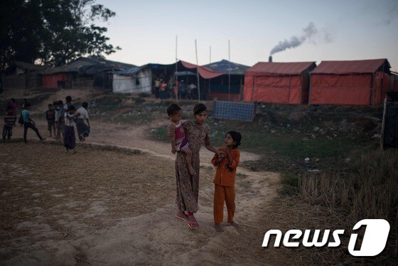 방글라데시 콕스바자르의 난민캠프에 살고 있는 미얀마 로힝야족 주민들. © AFP=뉴스1