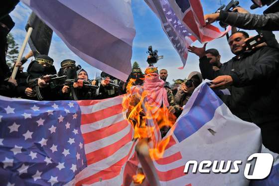미국과 이스라엘 국기를 태우는 팔레스타인 가자지구 무장단체 지지자들. © AFP=뉴스1