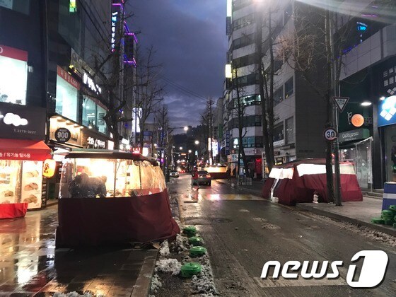 10일 오후 서울 종로구 관수동 '빛의거리'에 노점들이 늘어서 있다. 2017.12.10/뉴스1 © News1
