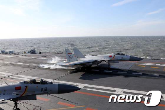 중국 전략폭격기 J-15가 항공모함 랴오닝함에 배치된 모습이 2016년 12월 공개됐다. 중국은 2017년 들어 대만에 대한 상공에서 포위 훈련을 수차례 진행했다. © AFP=뉴스1
