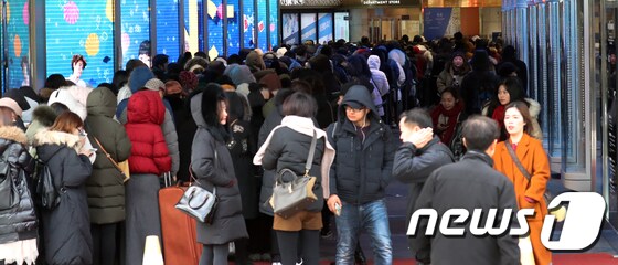 서울 중구 한 면세점 입구에서 중국 관광객들이 쇼핑을 하기 위해 줄서서 입장을 기다리고 있다..2017.12.14/뉴스1 © News1 김명섭 기자
