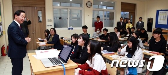 베트남 하노이에 있는 한국국제학교를 방문한 김상곤 부총리 겸 교육부장관. (교육부 제공) © News1