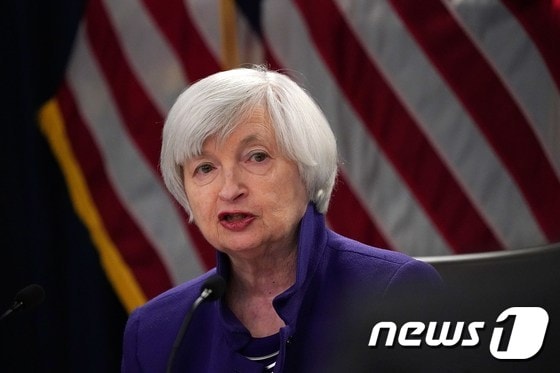 재닛 옐런 전 미국 연방준비제도(Fed) 의장이 워싱턴의 FOMC에서 기준금리를 1.25%~1.50%로 0.25%포인트 인상하는 발표를 하고 있다.© AFP=뉴스1 © News1 우동명 기자