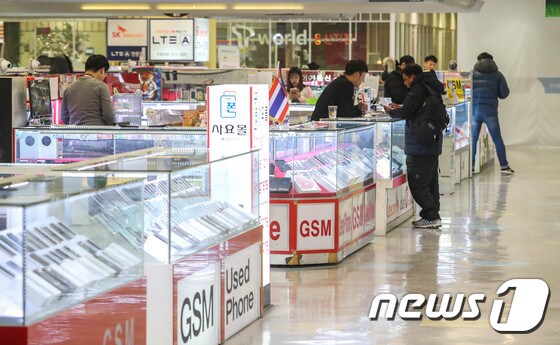 14일 오후 서울 용산구 한 휴대폰 판매 매장이 구매자들의 발길이 뜸해 한산하다. 2017.12.14/뉴스1 © News1 성동훈 기자
