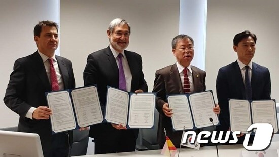 대전시는 지난 14일 김택수 정무부시장(오른쪽 두번째) 등이 참석한 가운데 스페인 과학산업협회와 '과학기술 교류협력을 위한 양해각서'를 체결했다.  © News1