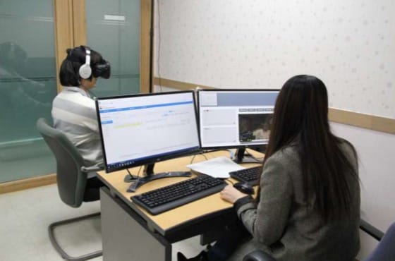 내년 알코올 중독 범죄자 가상현실(VR) 치료 시행을 앞두고 15일 오후 서울보호관찰소내 VR 치료실에서 시연하는 모습. (법무부 제공). © News1