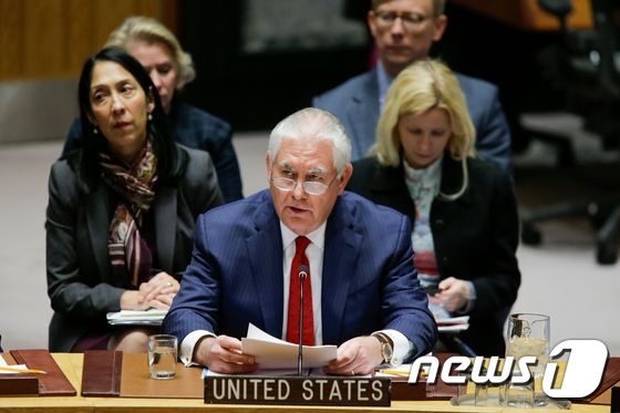 유엔 안보리 회의에서 연설하는 렉스 틸러슨 미 국무장관.© AFP=뉴스1