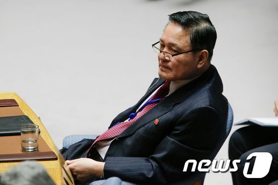렉스 틸러슨 미 국무장관의 안보리 회의 연설을 듣고 있는 자성남 유엔 주재 북한 대사. © AFP=뉴스1