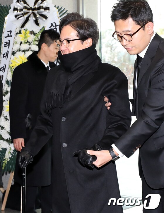 이재현 CJ그룹 회장이 16일 오후 서울대병원 장례식장에 마련된 이 회장의 장모 고 김만조 여서의 빈소에 들어서고 있다.© News1