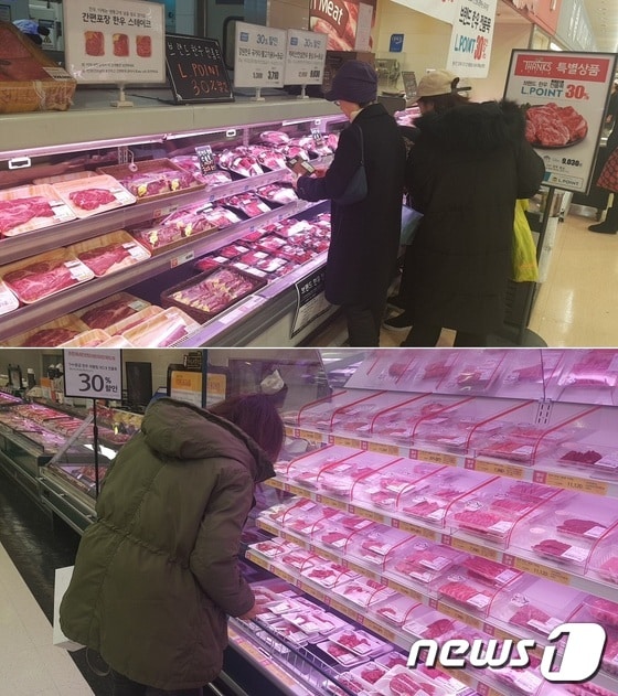 15일 오후 롯데마트 서울역점(위) 이마트 용산점에서 소비자들이 소포장 고기를 구매하기 위해 살펴보고 있다. © News1