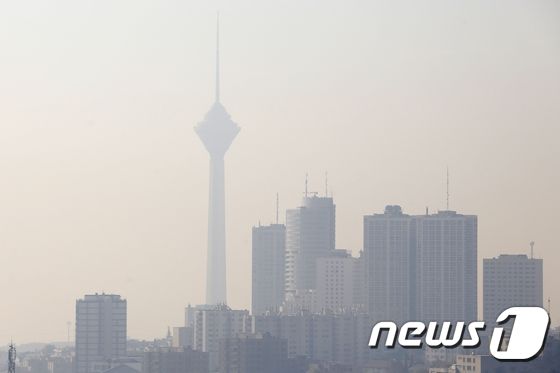 스모그로 뒤덮인 이란 테헤란의 하늘. © AFP=뉴스1