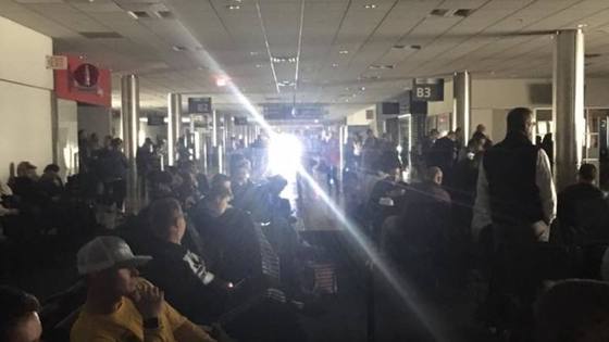 미국 조지아주 애틀랜타 하츠필드-잭슨 국제공항에 17일(현지시간) 정전사태가 발생해 승객들이 대기하고 있다.