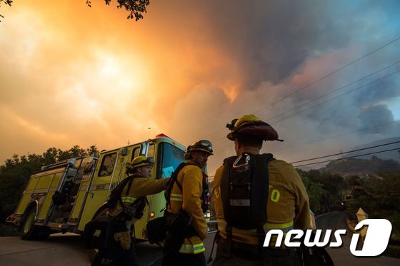 캘리포니아주 토마스 산불을 진화 중인 소방대원들. © AFP=뉴스1