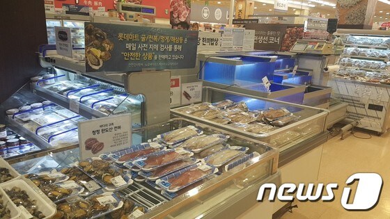 15일 오후 롯데마트 서울역점·이마트 용산점의 수산물(오징어) 판매대는 소비자 발길이 뜸했다. © News1