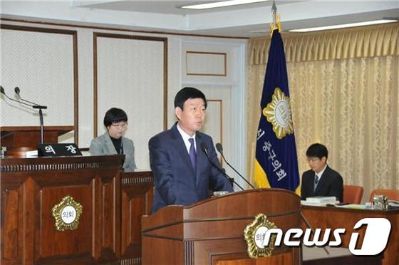 육상래 대전 중구의회 예산결산특별위원장이 18일 내년도 예산안에 대한 심사보고를 하고 있다.© News1