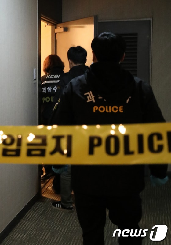 그룹 샤이니 종현이 쓰러진 채 발견돼 병원으로 옮겨졌으나 숨졌다. 18일 오후 서울 청담동 샤이니 종현 자택에 과학수사대가 조사를 위해 들어가고 있다. 경찰에 따르면 이날 오후 4시 42분 종현의 친누나가 경찰에 “종현이 자살하는 것 같다”고 신고했다. 경찰이 위치를 파악해 오후 6시 10분쯤 종현을 발견해 119 구조대와 함께 인근 병원으로 옮겼으나 결국 숨졌다. 2017.12.18/뉴스1 © News1 박지혜 기자