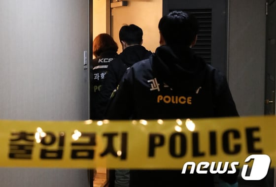 그룹 샤이니 종현이 쓰러진 채 발견돼 병원으로 옮겨졌으나 숨졌다. 18일 오후 서울 청담동 샤이니 종현이 숨진 채 발견된 레지던스로 과학수사대가 조사를 위해 들어가고 있다. 경찰에 따르면 이날 오후 4시 42분 종현의 친누나가 경찰에 “종현이 자살하는 것 같다”고 신고했다. 경찰이 위치를 파악해 오후 6시 10분쯤 종현을 발견해 119 구조대와 함께 인근 병원으로 옮겼으나 결국 숨졌다. 2017.12.18/뉴스1 © News1 박지혜 기자