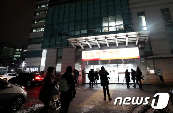 아이돌 그룹 샤이니 종현(본명 김종현·27)이 사망한 가운데 18일 오후 서울 건대 응급실 앞에는 팬들과 취재진들이 속속들이 모이고 있다. © News1 권현진 기자