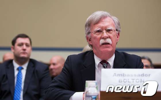 존 볼튼 전 유엔 주재 미국 대사(오른쪽). © AFP=뉴스1