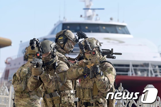 해상대테러 훈련을 하고 있는 해군 1함대 특전대대(UDT/SEAL) 특수부대원.(자료사진) © News1