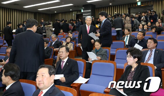 20일 오후 서울 여의도 국회에서 국민의당 의원총회가 열리고 있다. 2017.12.20/뉴스1 © News1 안은나 기자