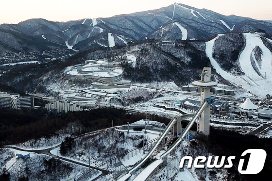 2018 평창동계올림픽 G-50일이 하루 앞으로 다가온 20일 강원도 평창군 알펜시아 스키점프센터와 올림픽 슬라이딩센터(왼쪽 위)가 하얀 눈으로 덮여있다. /뉴스1 © News1 서근영 기자