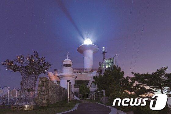 저녁에 바라본 팔미도 등대. 인천관광공사 제공.© News1