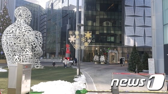 21일 오후 송파구 신천동 대형 쇼핑몰 앞 거리가 한산하다. © News1 김세현 기자